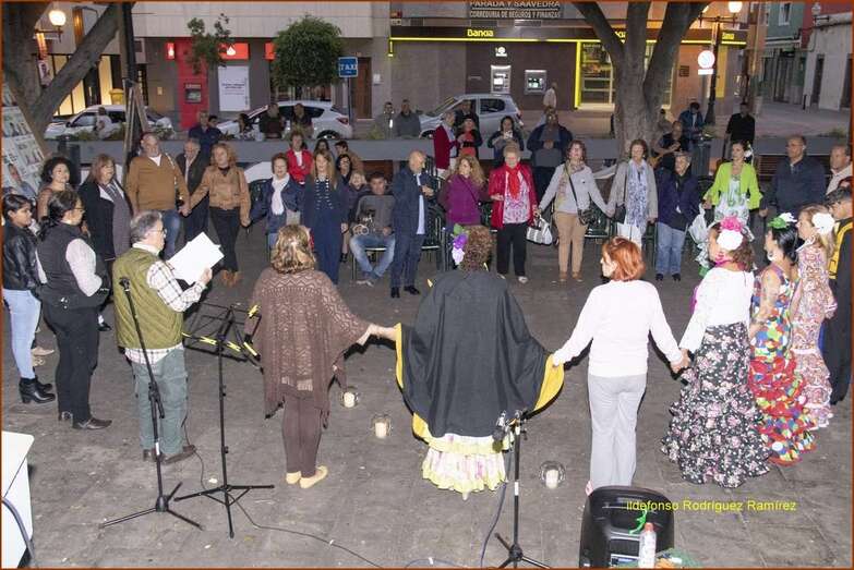 Momento del recital poético-musical celebrado este jueves en la plaza de Los Llanos (Foto Ildefonso Rodríguez)